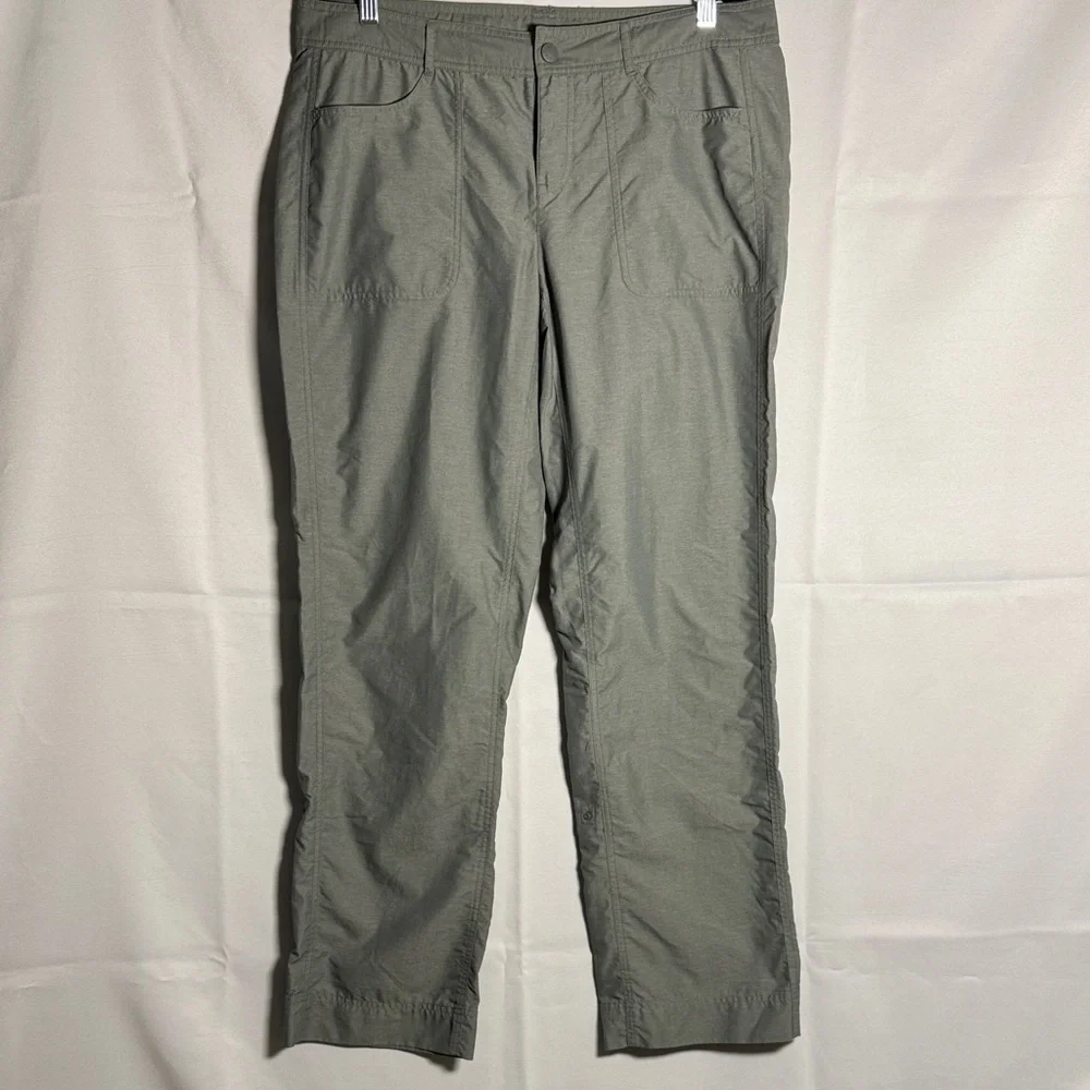 The North Face 100% Nylon Cargo Hiking Pants in a gray/sage color size 12